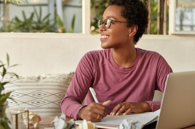 jeune femme souriante regarde sur le côté