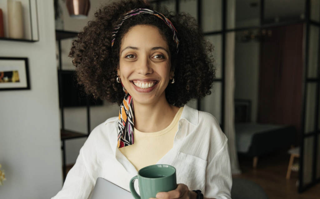 femme souriante café à la main